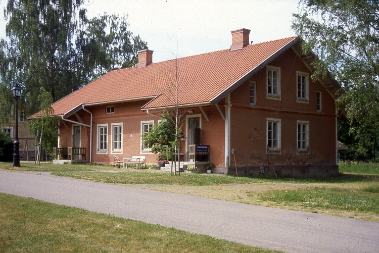 Området "Falkängen" består av åtta hus, byggda kring sekelskiftet 1900, och var arbetarbostäder för anställda vid cementfabriken i Hällekis.