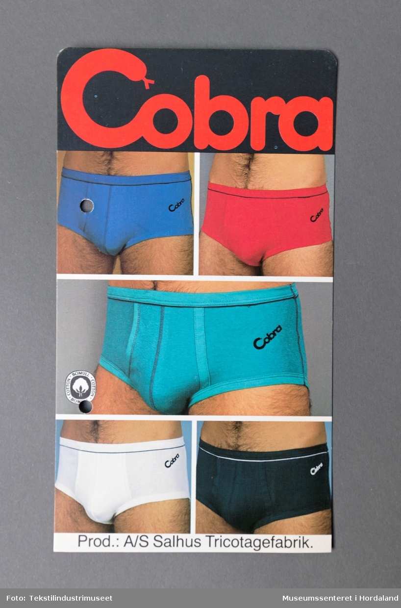 Ileggspapp med produktinformasjon og vaskeanvisningar til truser i merket Cobra. Cobra blei lansert som eit nytt merke for fritidsplagg frå Salhus Tricotagefabrik i 1982.