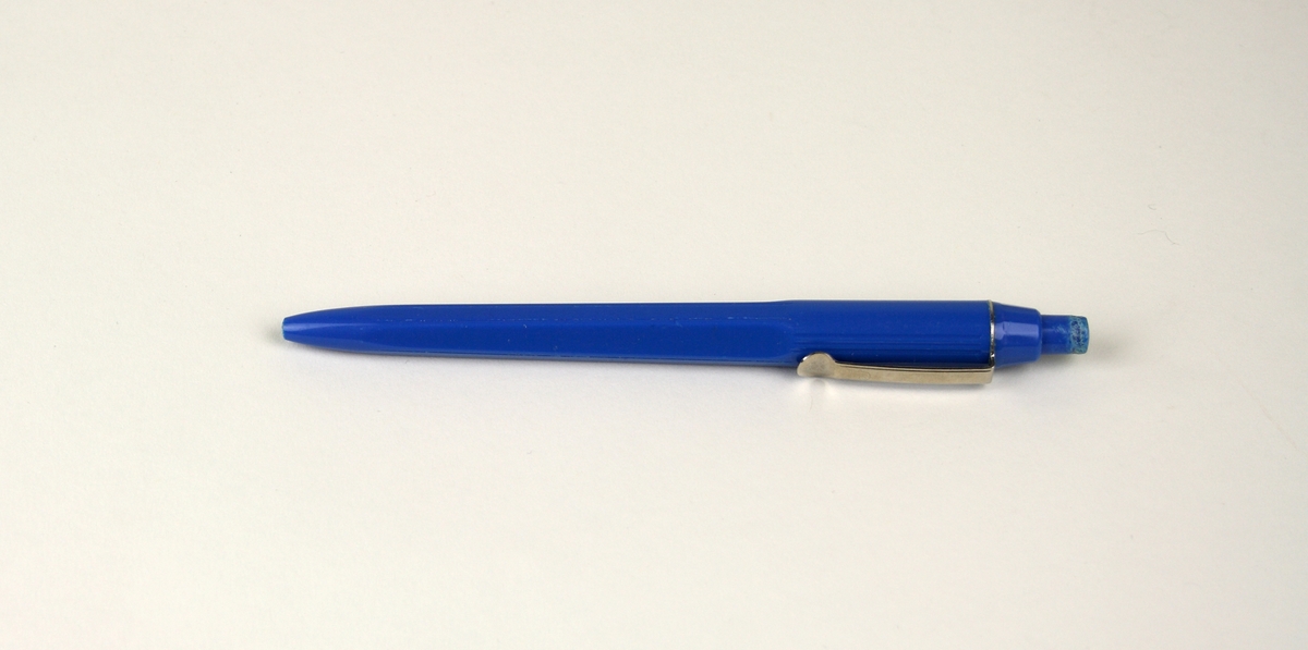 2 stycken kulspetspennor i blå plast med vit text. Den ena är lite tuggad i toppen.
