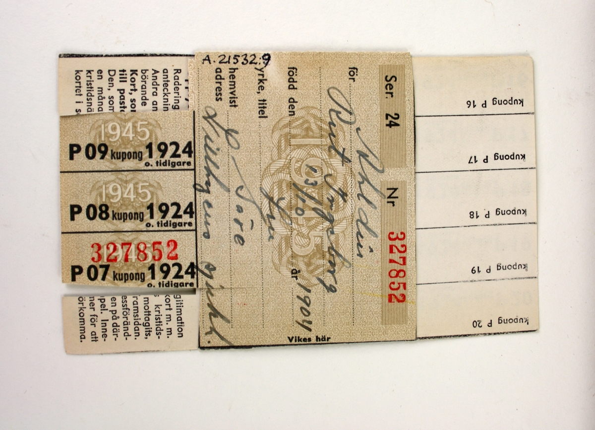 Ransoneringskortsfodral med ransoneringskort i. Fodralet är vävt av gula papperssnören, stängs med en tryckknapp och har fack märkta för olika handelsvaror. 

Fodralet innehåller fyra bilagor till personkort för gåvopaketsändningar samt fyra personkort tillhörande en familj. Fodralet innehåller även blandade ransoneringskort som kan kan dateras mellan 1945-1949.