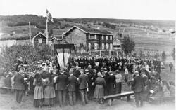 Begravelse, personer, klær, gårdstun.