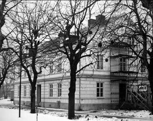 Fästningen. Byggnaden stod färdig 1872 och uppfördes ursprungligen som apotek- post- och telegrafhus. Som apotek användes byggnaden fram till år 1938. I byggnaden har även funnits bank, underoffmäss, bostad samt underrättelseskolan.