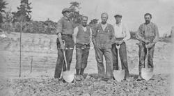 Menn, klær, spader.