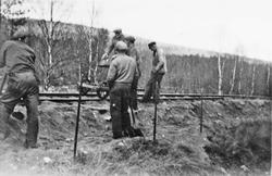 Menn, spader, jernbanevogn.