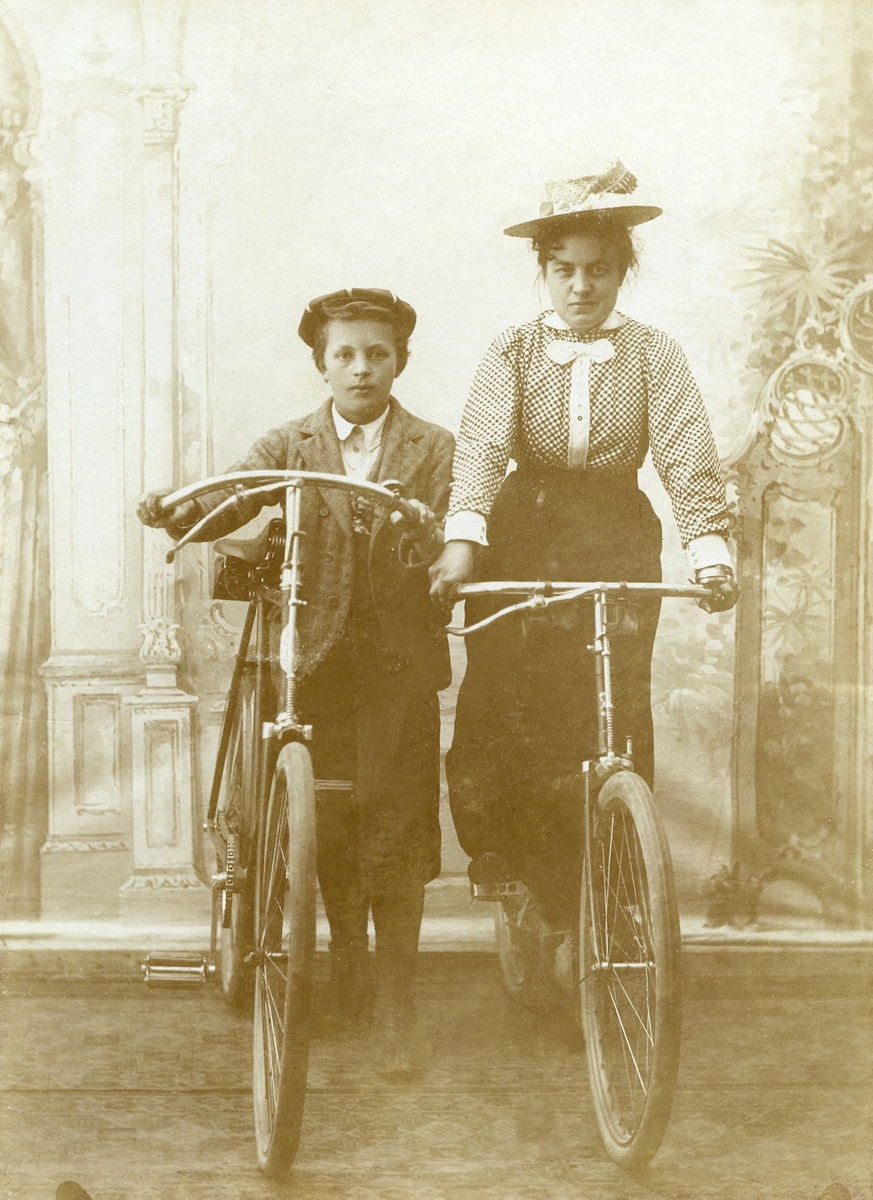 Hos fotografen, på sykkel. Oline Galaasen (1872 - 1944) og Haakon Galaasen (1887 - 1957)