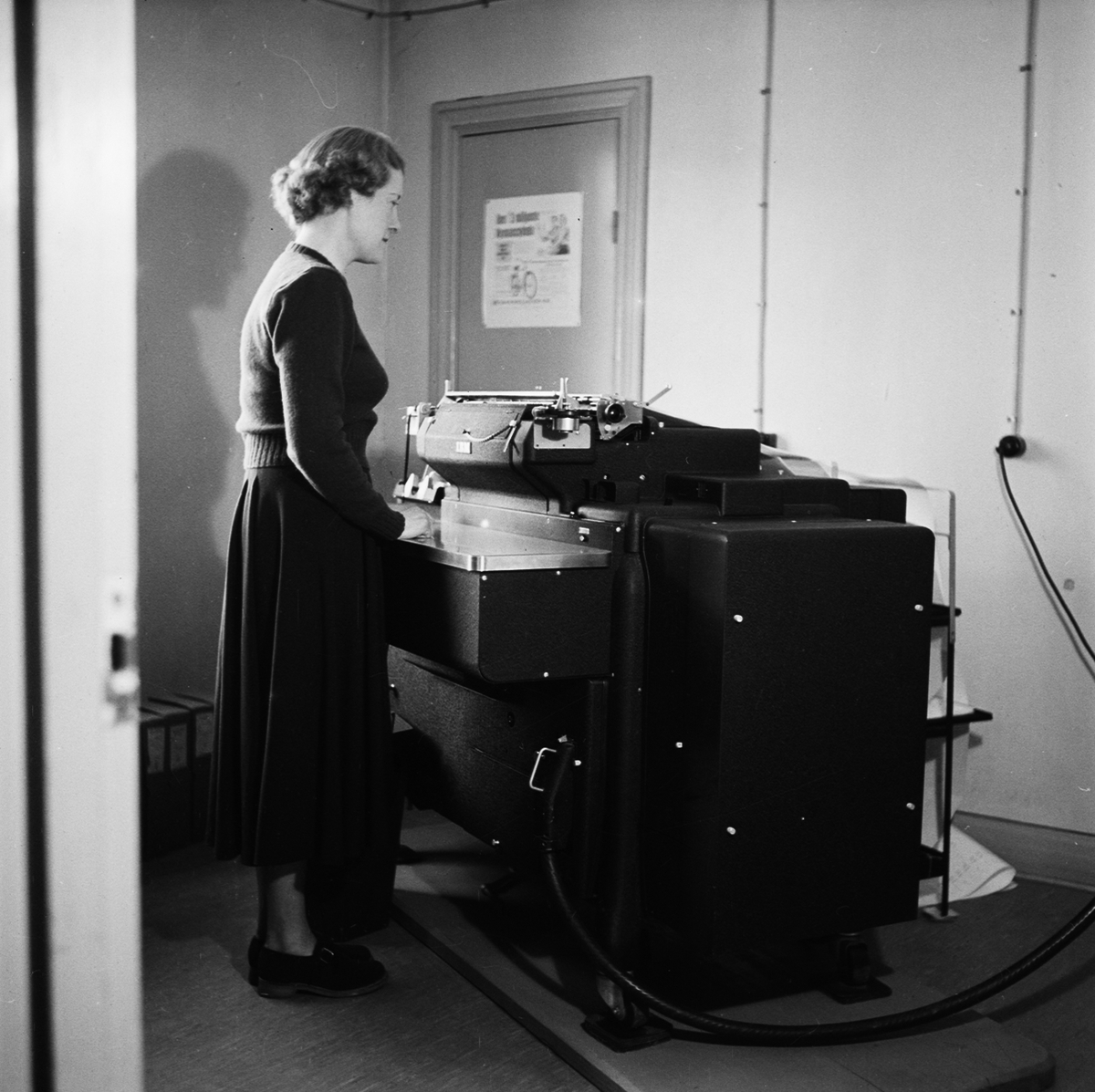 Nymanbolagen, kontorist vid sorteringsmaskin, Uppsala 1950