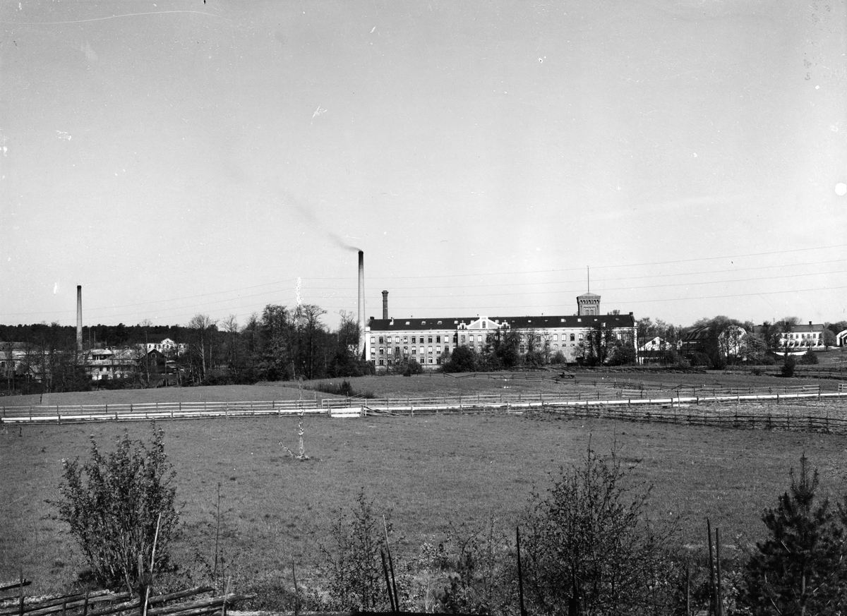Gefle Manufaktur AB grundades 1849. ett av Sveriges förstabolag enligt aktiebolagslagen av grosshandlaren E.D. Engelmarki Stockholm, Aftonbladets grundare Lars Johan Hjerta och Per Murén, Gävle, som blev fabrikens försteledare och behöll den positionen ända fram till 1883.Han efterträddes av Elam Höglund, som liksom Murén behöll VD-posten i 34 år. Höglunds efterträdare Gunnar Höglund stannade i 30 år 1918-1948.
Textilfabriker i England var förebilder, ritningar utfördes av William Fairnbairn Son, Manchester. Byggnadstekniska nyheter som gjutjärnskolonner kunde göra vävsalarna stora och blev en föregångare bland svenska industrilokaler. Vävmästare, väverskor, spinnare och mekaniker hämtades till en början från England. William Owens, ledaren för såväl bygget som verksamheten vid fabriken,  byggdes intill kronobränneriet. Flickbyggningen för ogifta arbeterskor uppfördes liksom Engelska byggningen för engelska förmän. Fabriken hade stor produktion och ända upp till 400 anställda.