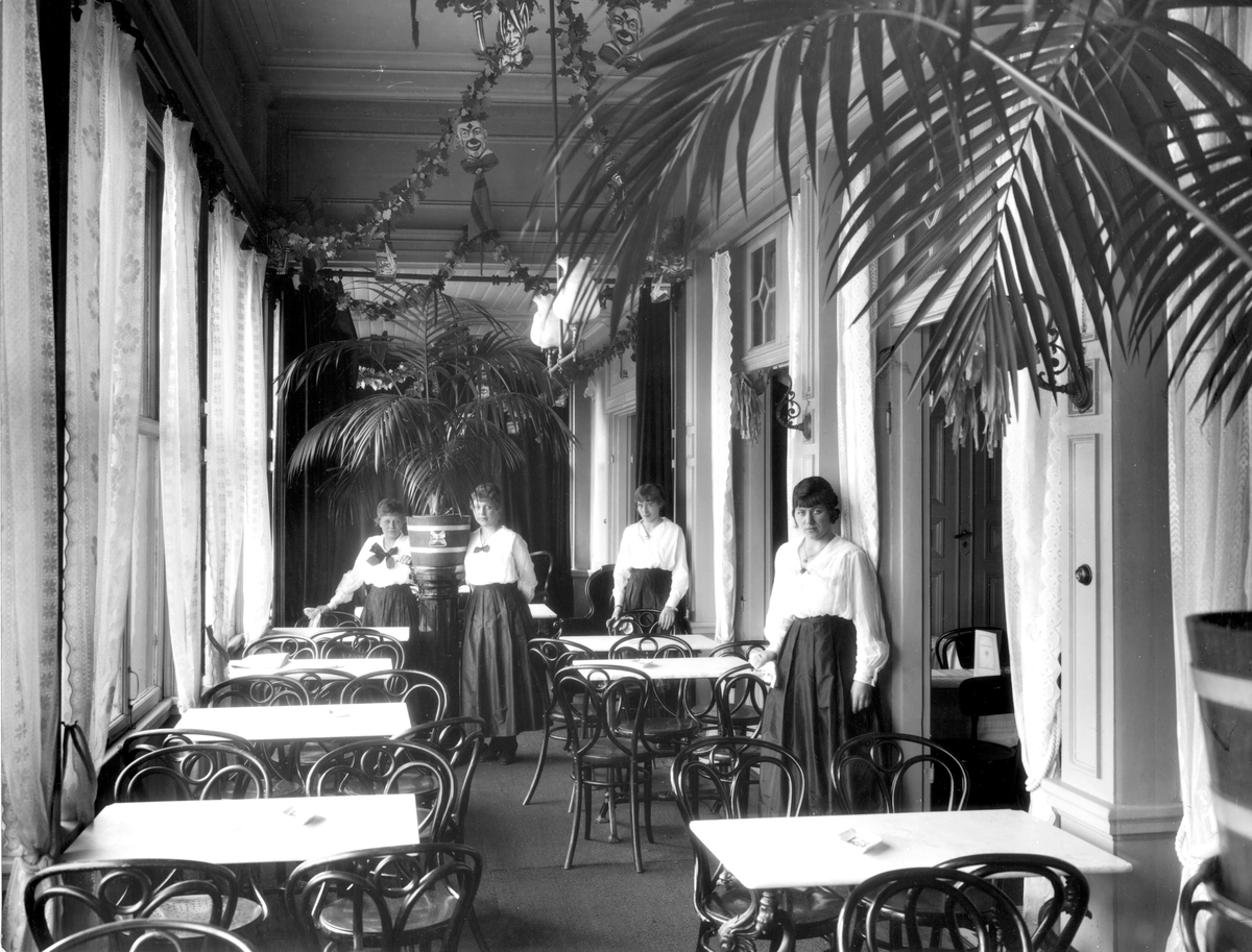 Interiör från Restaurant Fenix taget 1910. Fenix låg på Norra Skeppsbron var mest känt som restaurang och nöjeslokal men hade även några hotellrum. Verksamheten startade efter att föregångaren Bellevue brann 1861 och pågick fram till 1927.