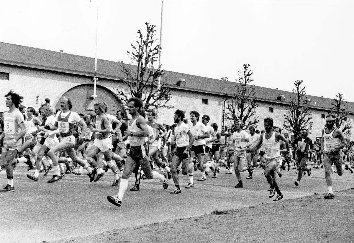Löpare springer på Kungsbäcksvägen vid Strömvallen, Gävle