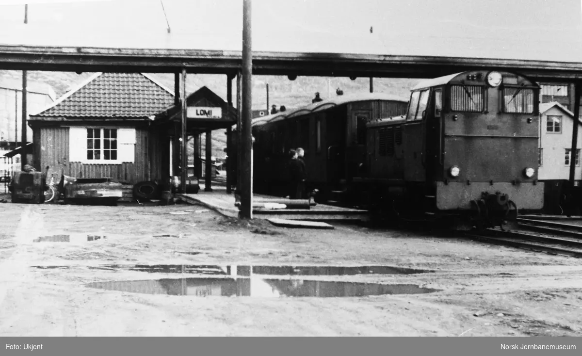 Diesellokomotivet TYR foran tog på Lomi stasjon