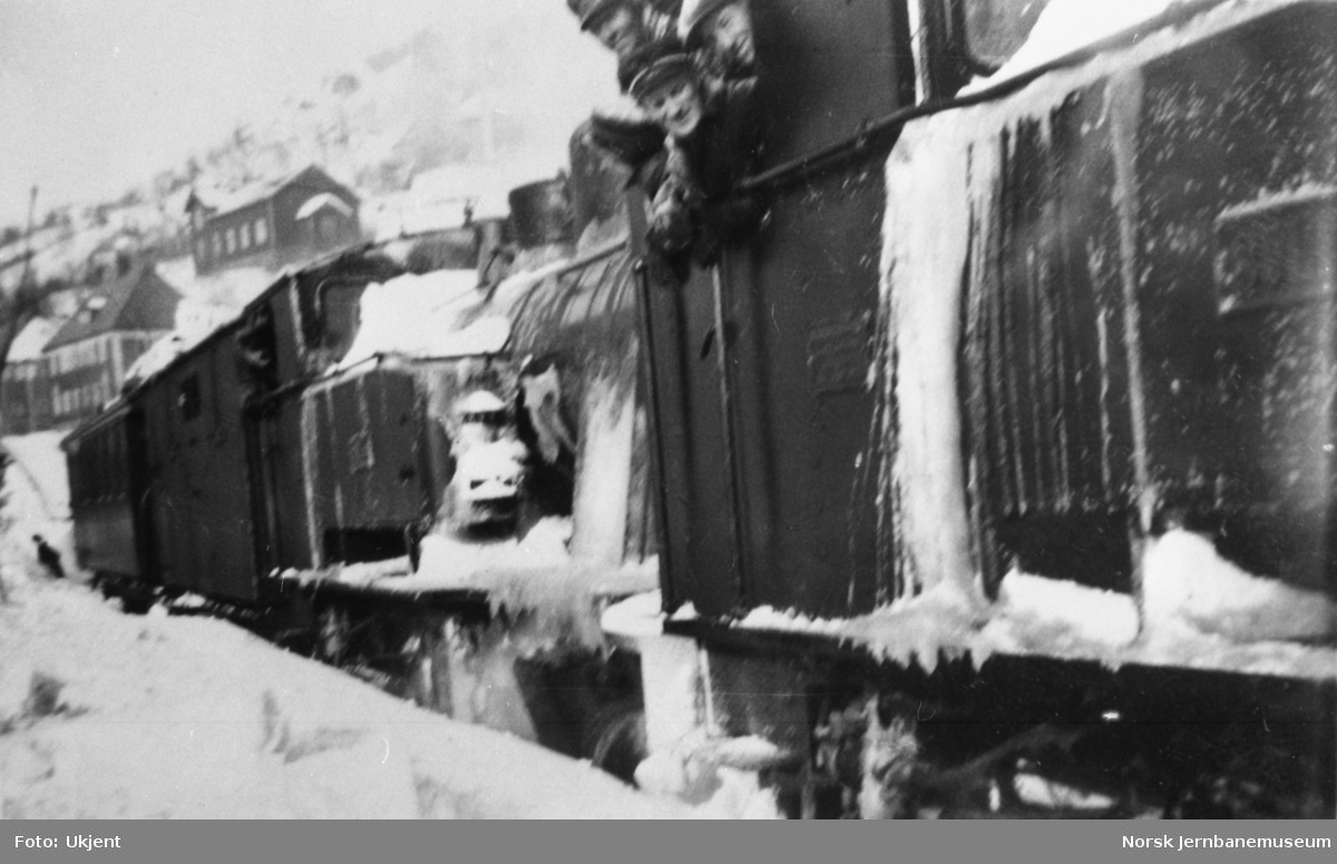 Damplokomotivene SULITELMA og SAULO i tog på Furulund stasjon