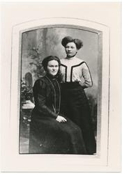 Portrettfotografi av en to unge damer i kjole hos fotografen