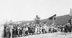 Personer, klær, mange flagg.