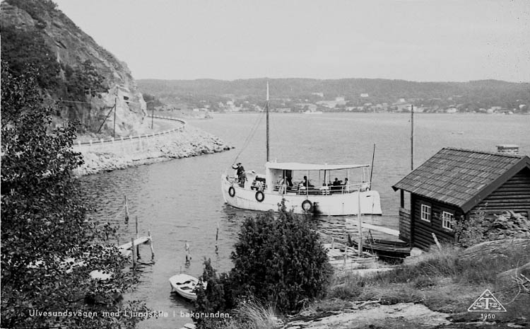 Enligt Bengt Lundins noteringar: "Ulvesund. Turistbåt lägger till vid strandbadet. Vykort TF 3950 BL 1251".