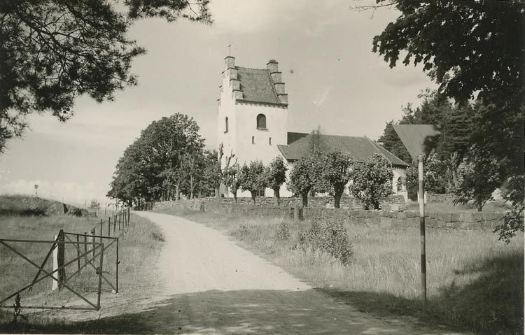 Enligt Bengt Lundins noteringar: "Grinneröds kyrka. Vägen fram till kyrkan".