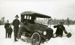 Bil - havnet i grøfta ved Elverumsveien. Mann står og "måkka