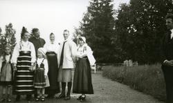 Gruppe mennesker i svenske bunader v/Persborg pensjonat, Fil