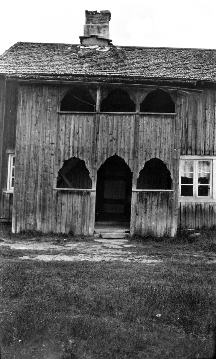 Inngangspartiet på gammel bygning. Rundfloen (Sør-Trysil).