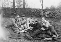 Personer, klær, kaffekjele, naturforhold.