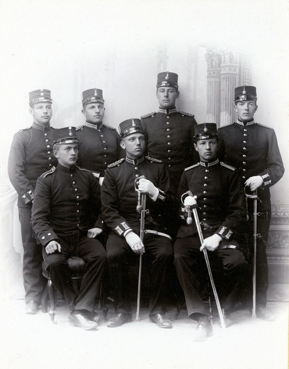 Grupporträtt av officersaspiranter vid Hälsinge regemente I 14, 1898.
