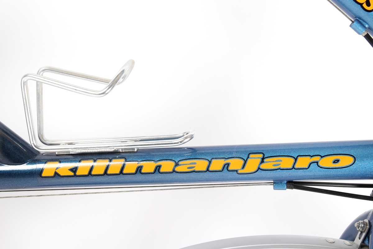 Blå- og svartlakkert herresykkel med Shimano girsystem og felgbrems foran og bak.
