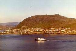 Flyfoto. Honningsvåg. Hurtigruta i forgrunnen. 03.08.1966.