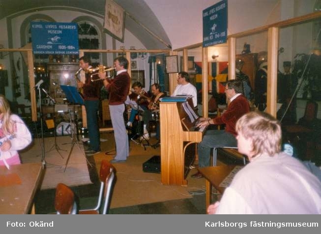Karlsborgs museum, julpyssel nov 1986. Musikunderhållning av några ur Karlsborgs storband.