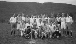 Fotballag avbildet på Nervollan. Mil og Namsos.