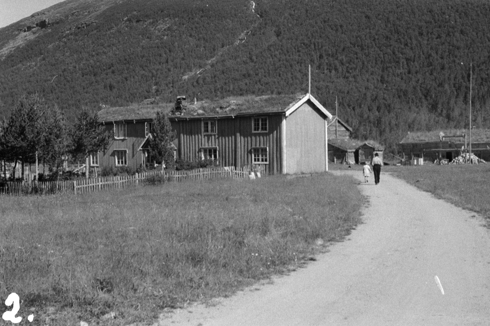 Krokstrand gård (sør Krokstrand), bildet muligens tatt i forbindelse med tur til varemesse i Bodø.