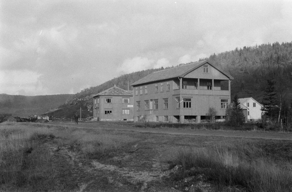 Fra venstre Vollanveien 13 og 15. Henholdsvis forretningen til T.A.Johnsen og Lyngengården Hotell.