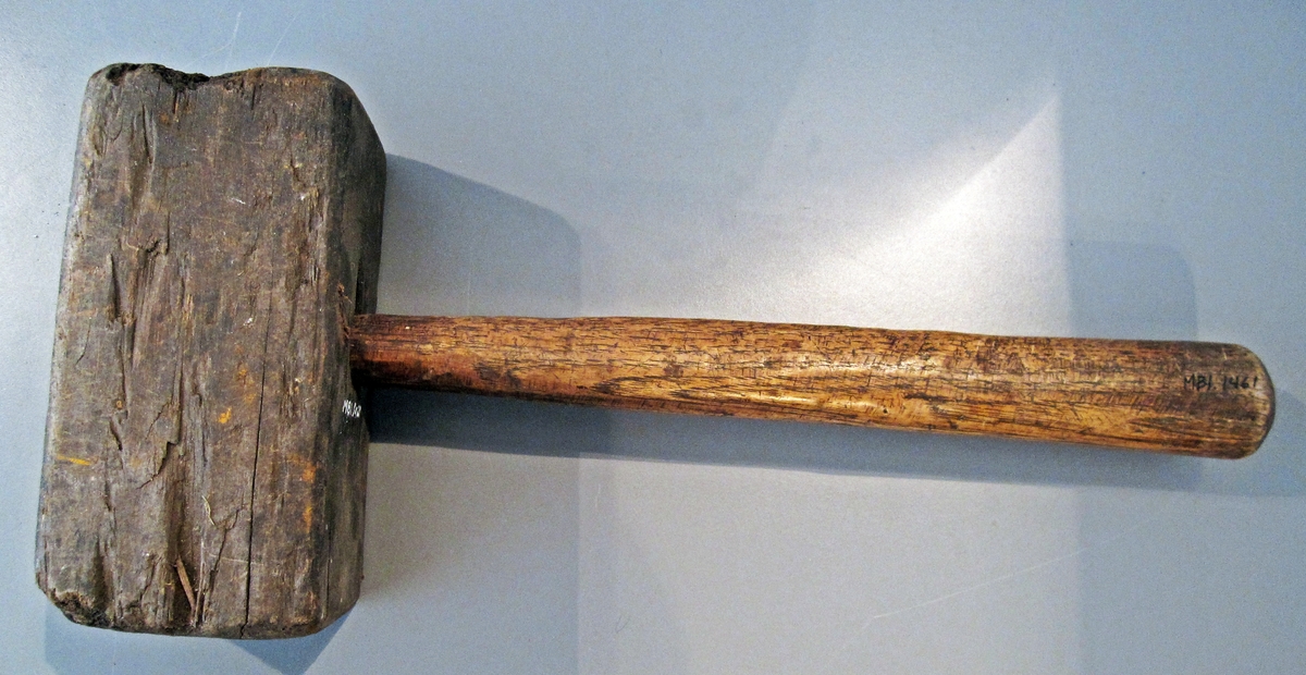 Klubben med treskaft og hammerhode av jernved ble brukt av tømmermenn til tilpasning.