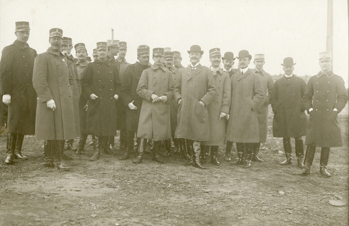 Grupporträtt av officerare, möjligen vid Älvsborgs regemente I 15 eller Bohusläns regemente I 17, 1915.