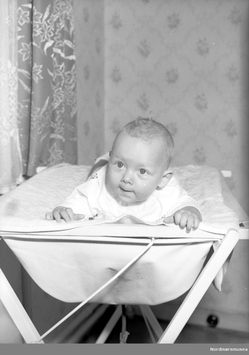 Foto av en baby på stellebordet. Fra Nordmøre museum sin fotosamling, Williamsarkivet. EFR2015