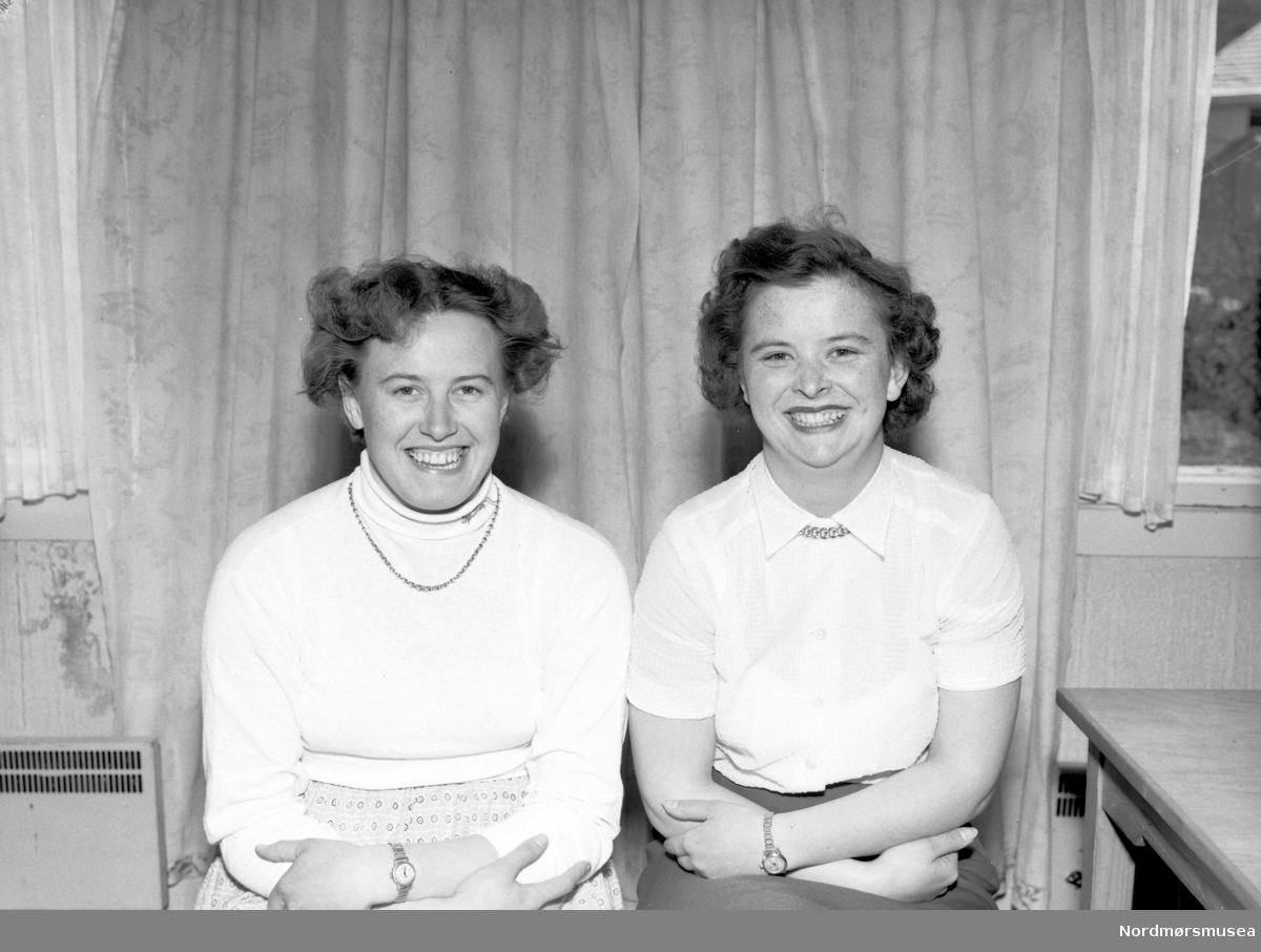 Kristiansund kommunale husmorskole våren 1954. Fra Nordmøre museum sin fotosamling, Williamsarkivet.