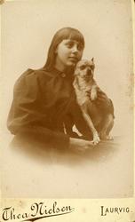 Marie med hund.
 Bilde fra Marie Knudtzon (1879-1966) sin fo