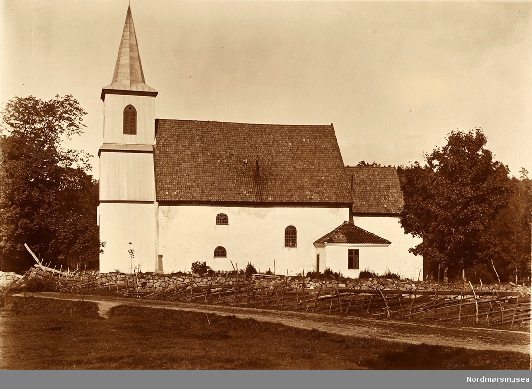 Tanum kirke, serie.
 Bilde fra Marie Knudtzon (1879-1966) sin fotosamling. Se bilde nr KMb-2010-011.0001 for mer biografi. Fra Nordmøre museum sin fotosamling.
