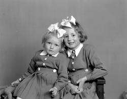 Portrett av to små piker, trolig fra Tingvoll kommune. Fra N