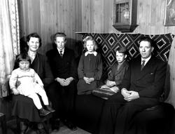 Olav og Jenny Røv med barn. Solveig, Ole, Erling og Else. Gr