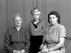 Erna og Marit Groven. Den siste personen er ukjent. Fra Nord