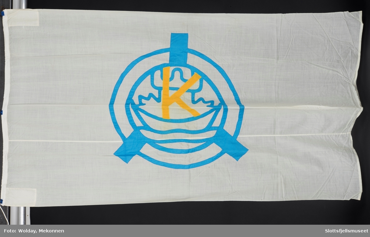 Bedriftsflagg "Kaldnes". Hvit bunn med blå dekor og gul K.