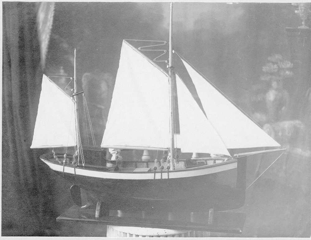 Modell av "Finneid båten", utstilt i Nordlandsmuseet. Sammen med bilde, brev og avisutklipp. Laget av Lars Fineide, Finneidfjord.