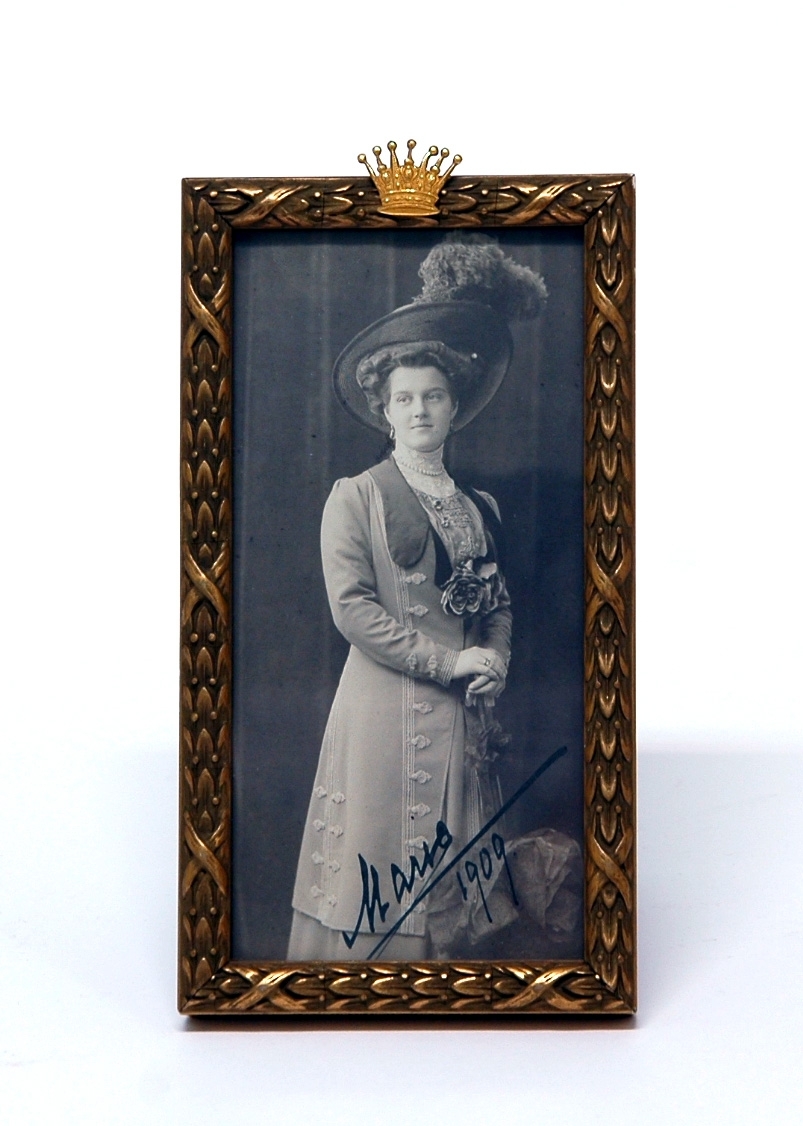 Porträtt i ram av Prinsessan Maria, påskrift "Maria 1907".