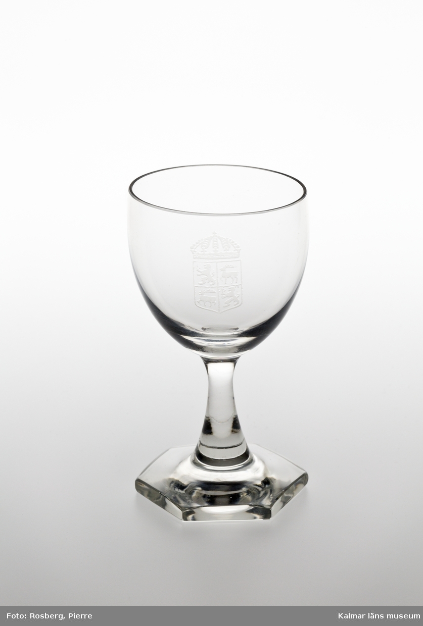 KLM 44717:17 Sherryglas, av glas. Glaset är tillverkat av Orrefors glasbruk och kupan är graverad med länsvapnet.