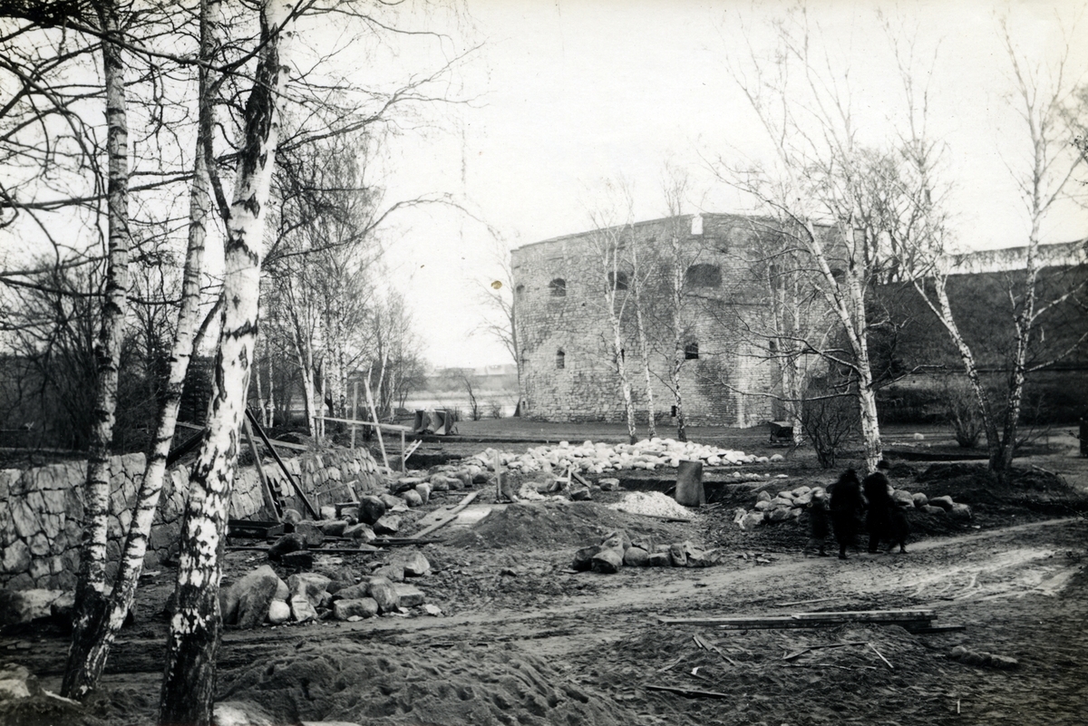 Torrgraven och vallgraven väster om Kalmar slott vid påbörjade utgrävningar 1932.