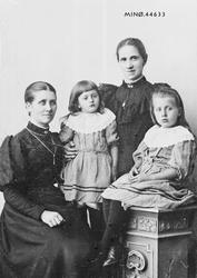 To kvinner og to småjenter