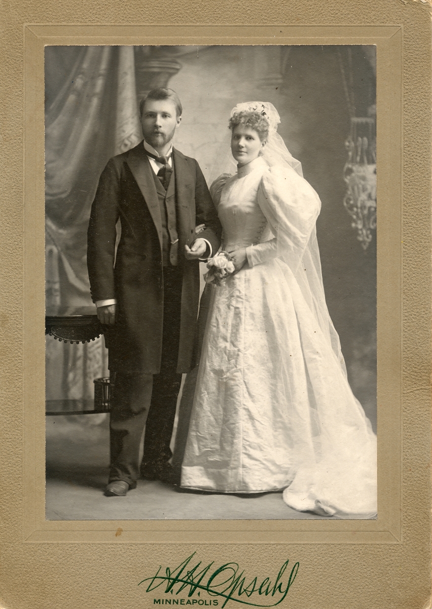 Brudepar: Erlandsen og hans brud. Bakpå står skrevet Anna Walla - Kanskje bruden