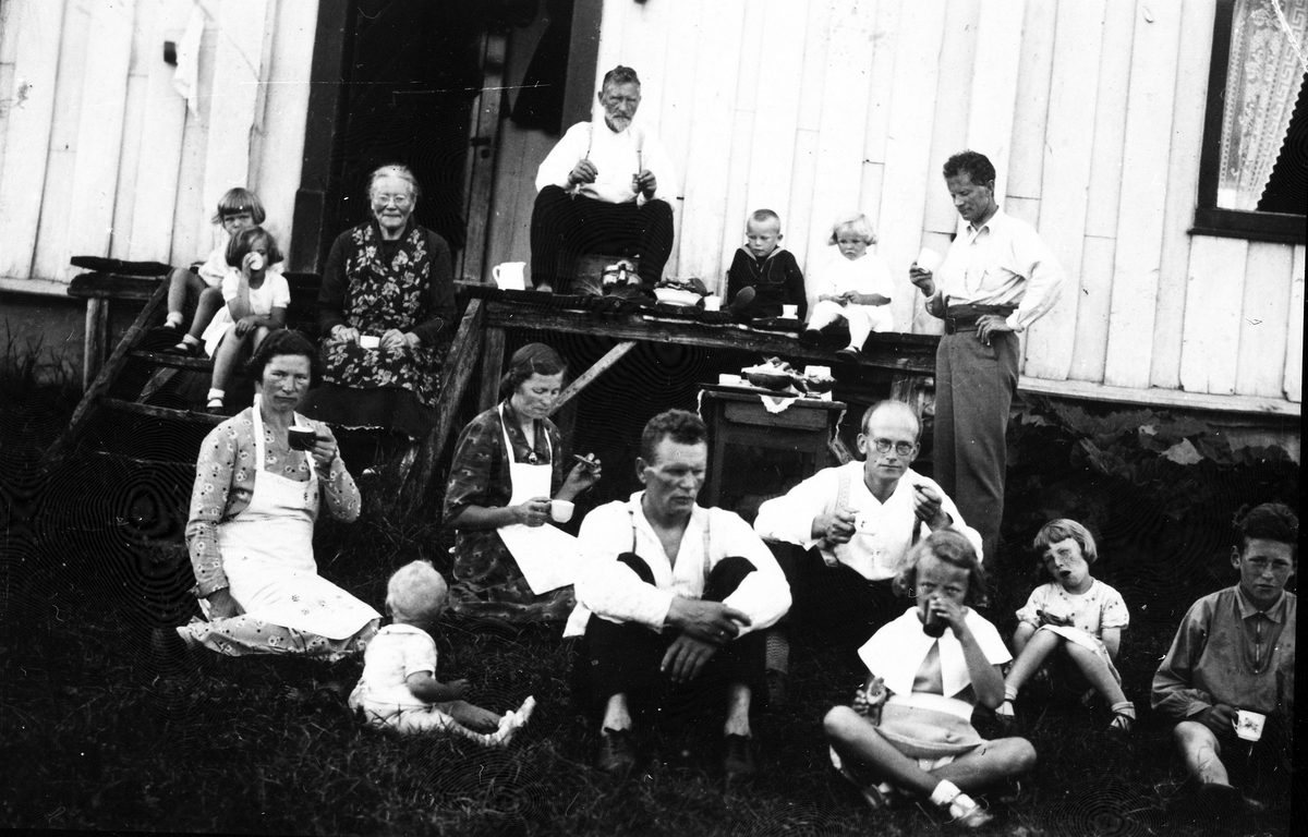 Søndagskaffe utenfor gammelstua på Stangnes. ca 1933/34