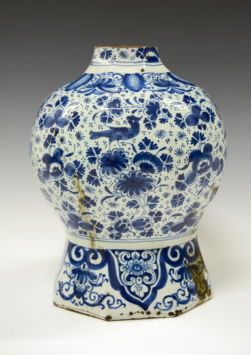 Blomster, fugler, innskrift.