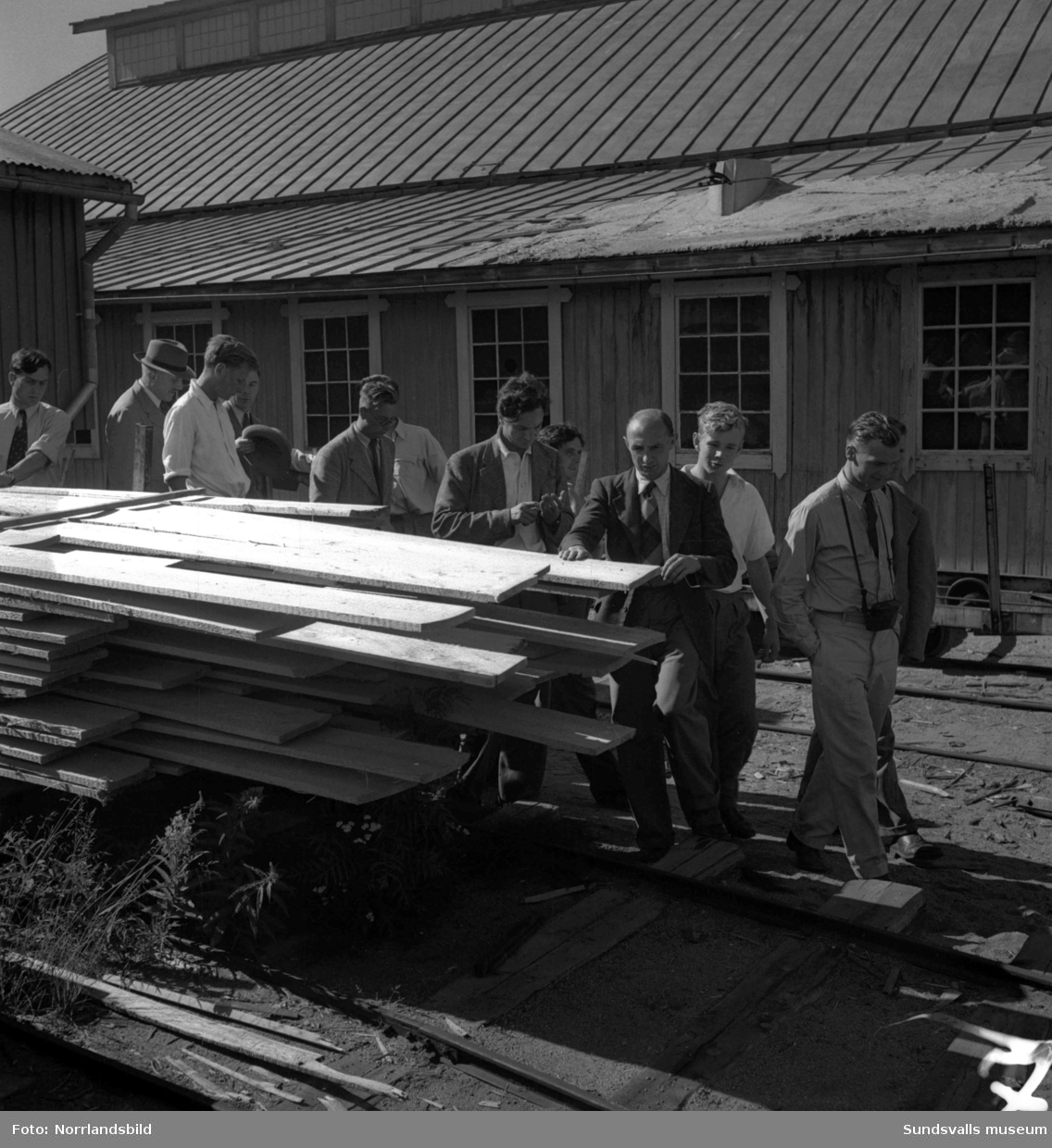 Skogsstudenter från Oxford på besök i Sundsvall. Bilder från besök på Tunadals sågverk samt vid centralstationen. Mannen med skägg heter John Workman.