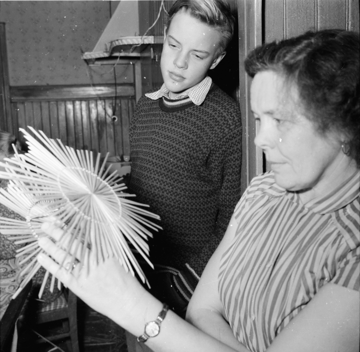 Halmslöjdskurs Bogården.
Pojken på bilden är Staffan Häger son till
redaktör P.W Häger Bollnäs.
1954